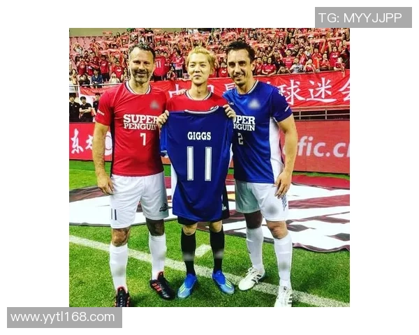 绿茵岁月里那些闪耀时刻与经典足球巨星温情合影